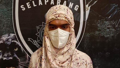 Mahasiswa Fakultas Pertanian Universitas Mataram (Unram) inisial FRY saat diamankan polisi sesuai menyamar menjadi wanita di Masjid Islamic Center, Mataram. (Polsek Selaparang)