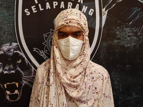 Mahasiswa Fakultas Pertanian Universitas Mataram (Unram) inisial FRY saat diamankan polisi sesuai menyamar menjadi wanita di Masjid Islamic Center, Mataram. (Polsek Selaparang)