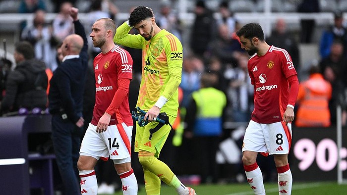 NEWCASTLE UPON TYNE, ENGLAND - APRIL 13: Christian Eriksen (l) Goalkeeper Altay Bayindir and Bruno Fernandes of Manchester United react dejectedly after the Premier League match between Newcastle United FC and Manchester United FC at St James Park on April 13, 2025 in Newcastle upon Tyne, England. (Photo by Stu Forster/Getty Images)