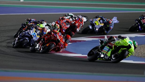 MotoGP - Qatar Grand Prix - Lusail International Circuit, Doha, Qatar - April 13, 2025 Pertamina Enduro VR46 Racing Team's Franco Morbidelli and Ducati Lenovo Team's Marc Marquez in action REUTERS/Ibraheem Al Omari
