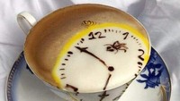 Kemampuan untuk membuat jam yang meleleh hanya bisa dilakukan oleh barista profesional. Uniknya ilusi seperti lelehan jam tersebut juga menempel pada bagian pinggir gelasnya. Foto: Thunder Dungeon