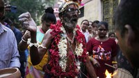 Dewa Shiwa memegang peranan penting dalam kehidupan masyarakan Hindu India, terutama bagi orang Bengal. Karena dalam kepercayaan mereka, nantinya Shiwa lah yang akan menghancurkan alam semesta untuk kemudian diciptakan kembali.