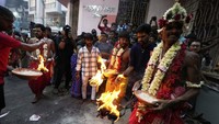 Orang yang dianggap suci dalam agama Hindu ini biasanya memiliki pemahaman spiritualitas yang jauh lebih tinggi dari pada orang normal.  