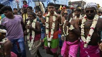 Tampak prosesi ritual keagamaan saat anak-anak Suku Bengal dimintakan berkah kepada para orang suci dalam agama Hindu.