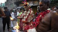 Mereka memanjatkan doa dengan harapan memperoleh dukungan dewa Hindu Siwa dan memastikan terpenuhinya keinginan mereka selama festival berlangsung.