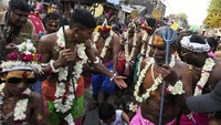 Umat Hindu mengikuti prosesi di jalan-jalan saat festival Hindu Shiva Gajan, di Kolkata, India, Minggu (13/4/2025).