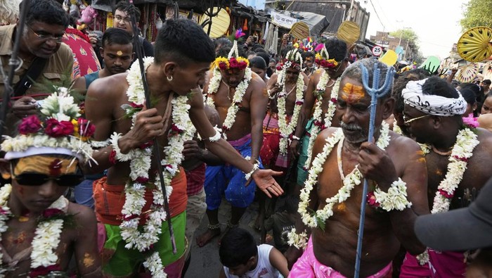 Faithful Hindu devotees take part in a procession through the streets to offer prayers in hope of winning the favour of Hindu god Shiva and ensuring the fulfilment of their wishes during Shiva Gajan Hindu festival, in Kolkata, India, Sunday, April 13, 2025. (AP Photo/Bikas Das)