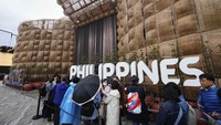 Orang-orang mengunjungi paviliun Filipina pada hari pembukaan Expo 2025 di Osaka, Jepang bagian tengah, Minggu (13/4/2025).