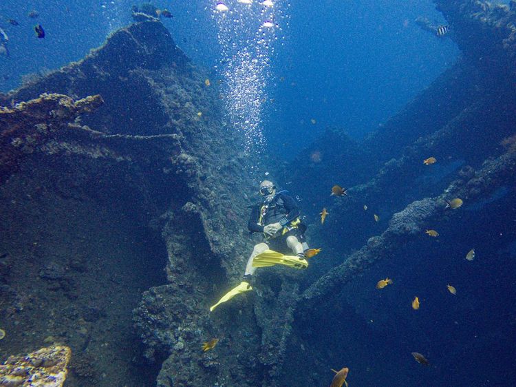 Menikmati Keindahan Bawah Laut Tulamben Bali