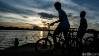 Warga beraktivitas di Danau Cincin, Jakarta, Senin (14/4/2025).   
