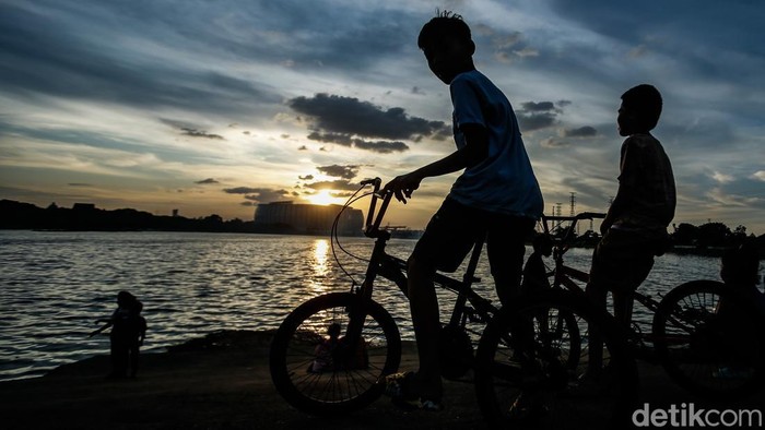Menikmati Senja dan Cantiknya JIS di Danau Cincin Di tengah sibuknya Ibu Kota, masyarakat masih bisa menikmati sore salah satunya di Danau Cincin, Jakarta Utara. Warga juga bisa menikmati keindahan JIS di sore hari.