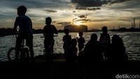 Meski sulit mendapatkan matahari terbenam secara utuh, namun sayup-sayup senja sebelum gelap masih dapat dinikmati di sini.  