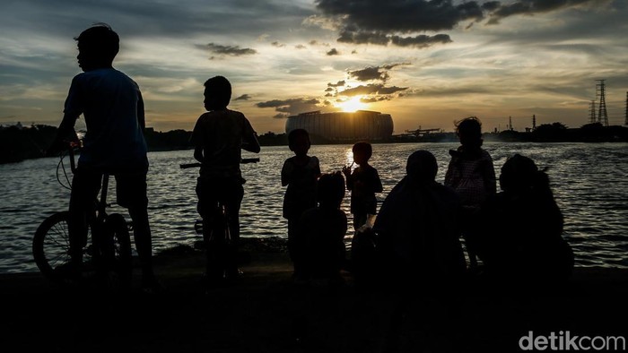 Menikmati Senja dan Cantiknya JIS di Danau Cincin - 5 Spot Menikmati Senja Di Kota Surabaya