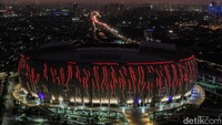 Panorama lampu stadion JIS yang dipadukan dengan terbenamnya matahari membuatnya semakin cantik.  