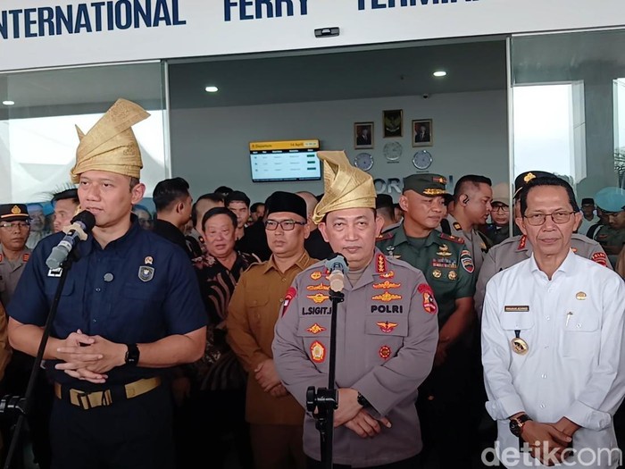 Menko AHY dan Kapolri Jenderal Listyo Sigit Prabowo meresmikan Terminal Ferry Internasional Gold Coast di Bengkong, Batam. (Alamudin/detikcom)