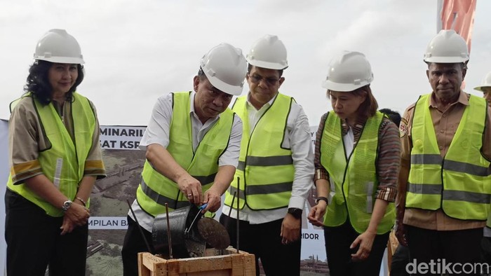 Menkop Arie Setiadi saat melakukan groundbreaking Gedung Kantor KSP TLM Indonesia di Kabupaten Kupang, NTT, Senin (14/4/2025). (Simon Selly/detikBali)