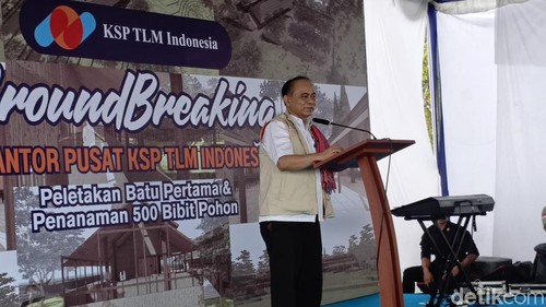 Menkop Budi Arie saat menghadiri peletakan batu pertama gedung kantor KSP TLM Indonesia di Kupang, NTT, Senin (14/4/2025). (Simon Selly/detikBali)