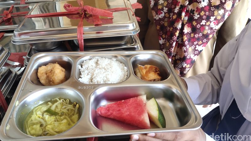 Menu makan bergizi gratis di Palembang, dari olahan ikan.