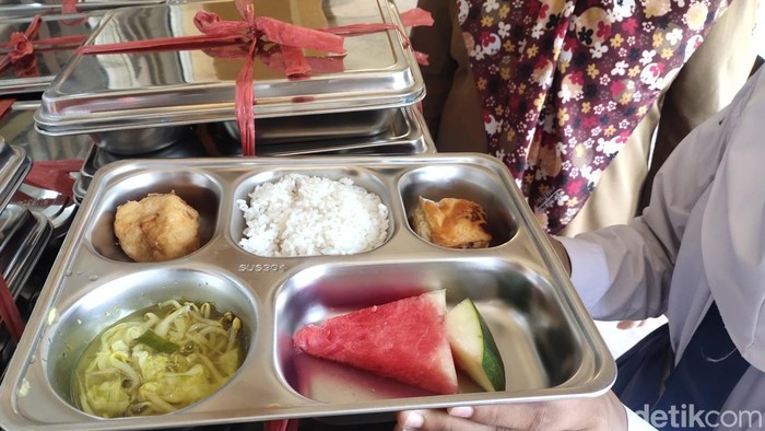 Menu makan bergizi gratis di Palembang, dari olahan ikan.