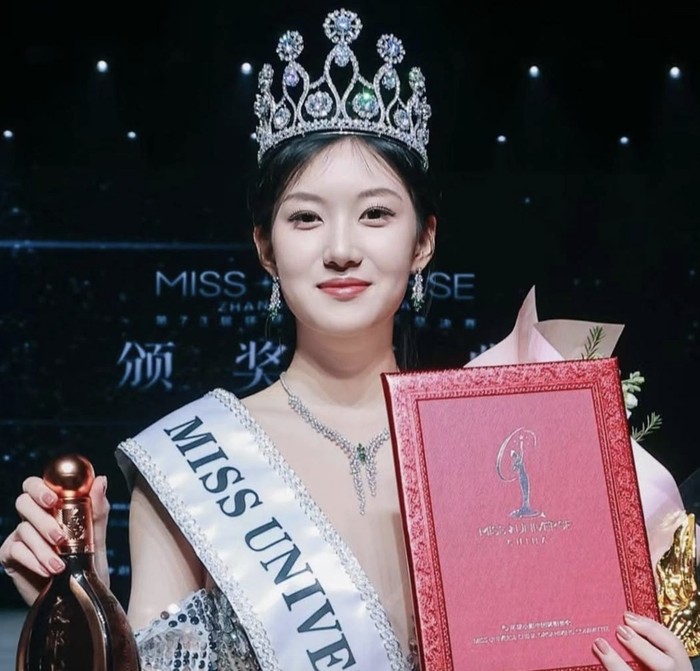Miss Universe China Xinying Zhu gelarnya dicopot digantikan oleh Zhao Na