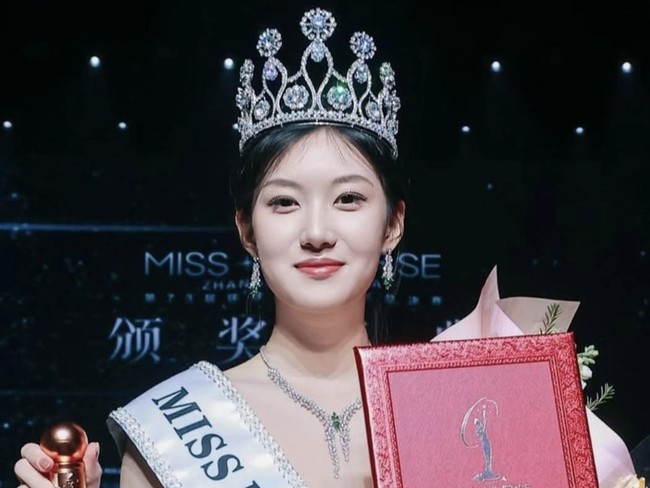 Miss Universe China Xinying Zhu gelarnya dicopot digantikan oleh Zhao Na