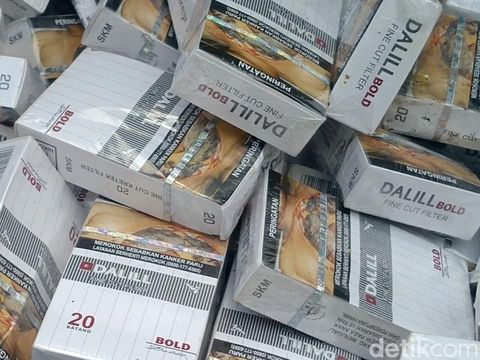 Mobil muatan rokok ilegal yang melawan arah di tol Pekalongan Km 332 arah Jakarta hingga akhirnya menabrak bus, Sabtu (12/4/2025).