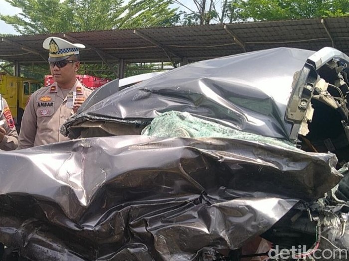 Mobil muatan rokok ilegal yang melawan arah di tol Pekalongan Km 332 arah Jakarta hingga akhirnya menabrak bus, Sabtu (12/4/2025).
