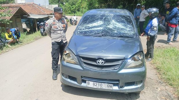 Mobil yang ditinggalkan sopir usai tabrak lari.