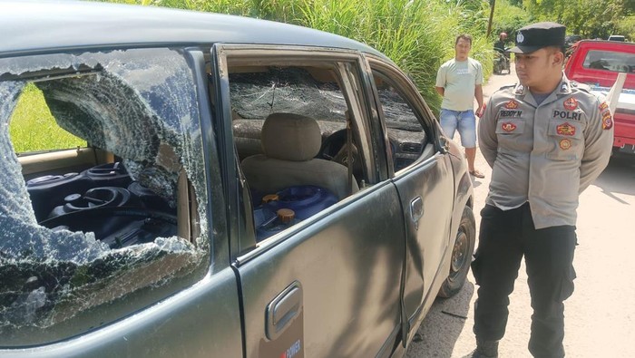 Mobil yang ditinggalkan sopir usai tabrak lari.