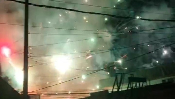 Momen petasan meledak di langit Bogor saat toko mainan terbakar pada Minggu (13/4/2025) malam.