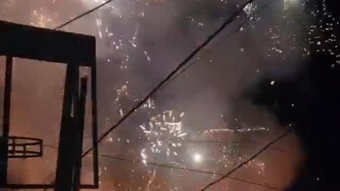 Momen petasan meledak di langit Bogor saat toko mainan terbakar pada Minggu (13/4/2025) malam.
