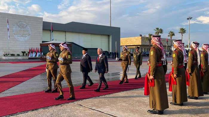 Momen Prabowo Disambut Raja Abdullah II di Yordania Presiden Prabowo Subianto disambut dengan penuh kehormatan dan persahabatan saat tiba di Yordania. Prabowo disambut langsung Raja Yordania Abdullah II bin Al-Hussein.