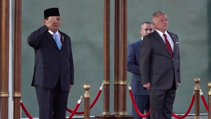 Momen Prabowo Disambut Raja Abdullah II di Yordania Presiden Prabowo Subianto disambut dengan penuh kehormatan dan persahabatan saat tiba di Yordania. Prabowo disambut langsung Raja Yordania Abdullah II bin Al-Hussein.