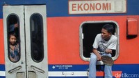 Aksi penumpang nangkring di jendela pun bukan persoalan aneh kala itu. (Dikhy Sasra/detikcom)