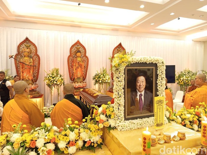 Jenazah Murdaya Poo disemayamkan di Vihara GVA Mendut Magelang, Senin (14/4/2025).