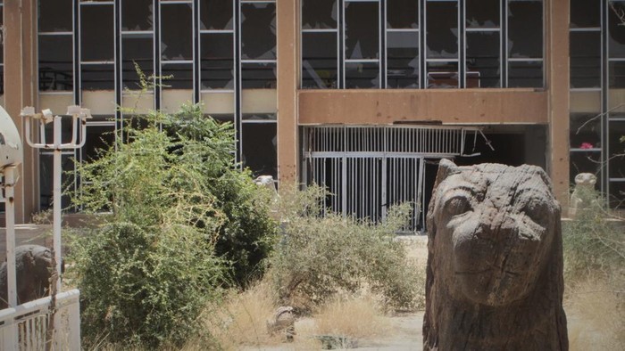 Museum Terbesar di Sudan Hancur, Artefak Bersejarah Habis Dijarah A Meroitic lion statue is seen in the garden of Sudan National Museum, the home to the country's largest artifacts that date to different eras of Sudanese history, after nearly two years of war between the army and paramilitary Rapid Support Forces (RSF), in Khartoum, Sudan, Thursday, April 3, 2025. (AP Photo/Khaled Abd Al Gader)