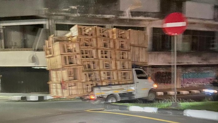 Sebuah pikap tertangkap kamera melintas di Jalan Ahmad Yani Kilometer 1, Banjarmasin Tengah. Tepatnya di turunan Jembatan Dewi menuju Jalan Hassanudin HM.
