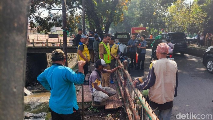 Pagar Pembatas dan Pedestrian di Cimahi Dibongkar Lalu Ditata