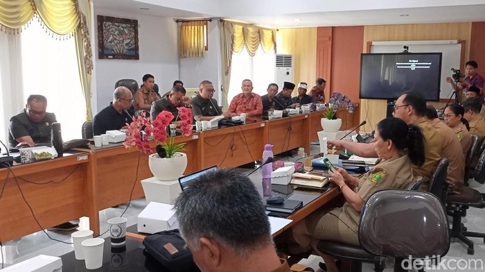Panitia Khusus (Pansus) DPRD Jembrana saat menggelar rapat kerja terkait polemik tanah Gilimanuk di kantor DPRD Jembrana, Senin (14/4/2025). (Foto: I Putu Adi Budiastrawan/detikBali)