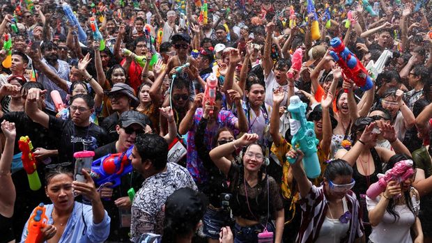 Para pengunjung bermain air saat merayakan liburan Songkran, yang menandai Tahun Baru Thailand, di Bangkok, Thailand, 13 April 2025. (REUTERS/Chalinee Thirasupa)