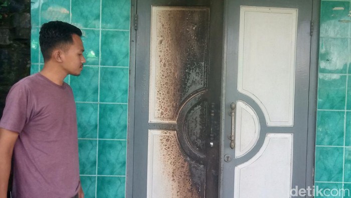 Mobil dan pintu rumah yang diduga dibakar orang tidak dikenal di Karangnongko, Klaten Utara.