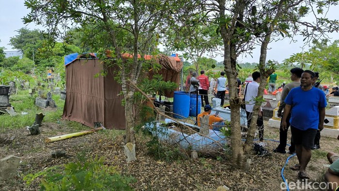 Pembongkaran makam ibu yang diduga bunuh diri di Gresik
