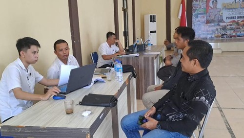 Pemeriksaan keluarga RW di Aula Polres Lombok Utara. (Istimewa)