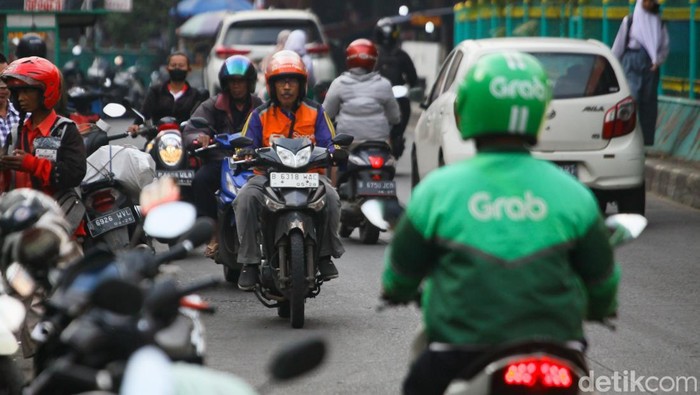 Aksi pengendara sepeda motor lawan arah di kolong Flyover Ciputat terus berulang. Polisi bakal menerapkan tilang elektronik (ETLE) untuk menindak pelanggar.