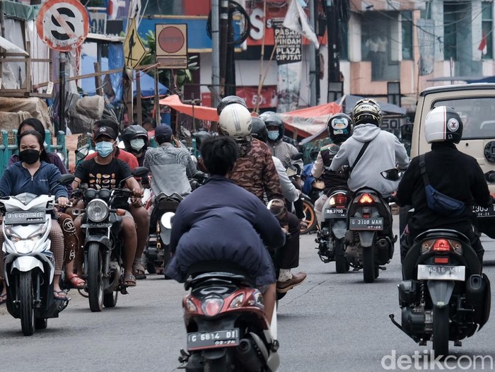 Aksi pengendara sepeda motor lawan arah di kolong Flyover Ciputat terus berulang. Polisi bakal menerapkan tilang elektronik (ETLE) untuk menindak pelanggar.
