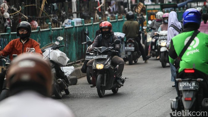 Pemotor Lawan Arah di Kolong Flyover Ciputat Bakal Kena ETLE Aksi pengendara sepeda motor lawan arah di kolong Flyover Ciputat terus berulang. Polisi bakal menerapkan tilang elektronik (ETLE) untuk menindak pelanggar.