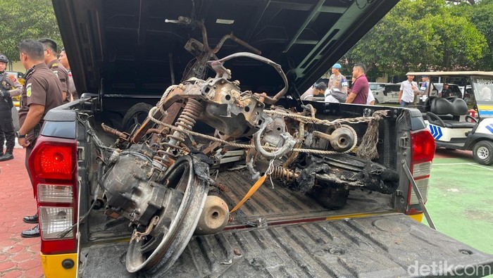 Penampakan dua sepeda motor polisi yang dibakar OTK, saat dihadirkan di Polda Sumut. Foto: Finta Rahyuni/detikSumut