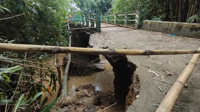 Penampakan jembatan penghubung 2 desa di Pamekasan ditutup