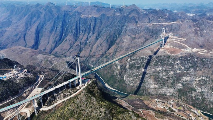 China bakal memiliki jembatan tertinggi di dunia. Pembangunan jembatan bernama Huajiang Canyon itu akan rampung pada Juni 2025.