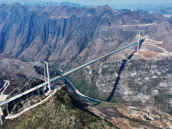 China bakal memiliki jembatan tertinggi di dunia. Pembangunan jembatan bernama Huajiang Canyon itu akan rampung pada Juni 2025.